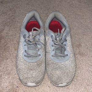 Womens 8 Nike Roshe grey and white printed sneaker.